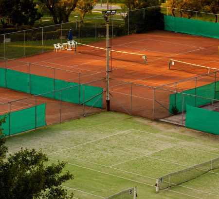 Construction court de tennis à Toulon par Service Tennis : Comment Service Tennis gère-t-il les préoccupations environnementales locales ?