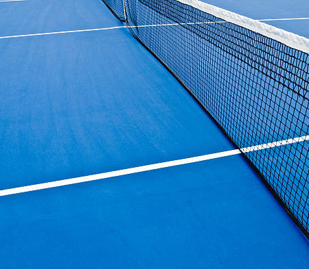 Les meilleures pratiques pour prévenir la décoloration et la dégradation d’un court de tennis en résine synthétique à Charbonnières les Bains