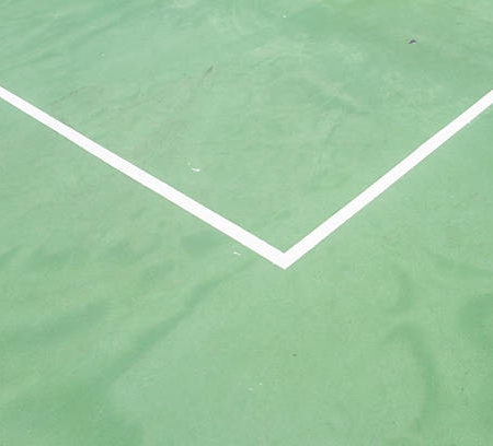 Pourquoi la rénovation d’un court de tennis en gazon synthétique à Lyon peut-elle prolonger la durée de vie du terrain ?