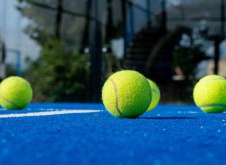 Comment la sécurité des joueurs est-elle assurée lors de la construction d’un terrain de tennis à Nice ?