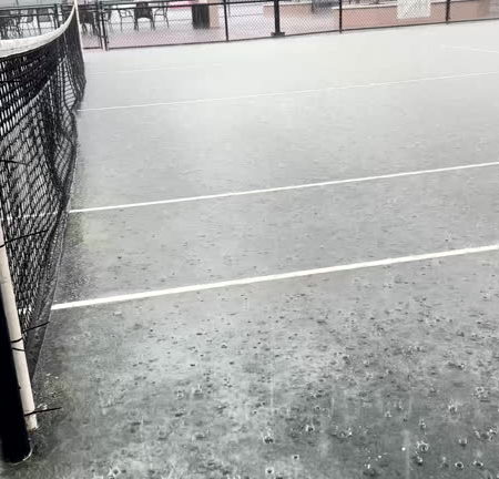 Comment gérer les conditions météorologiques pendant la Construction d’un terrain de tennis en béton poreux à Nice ?