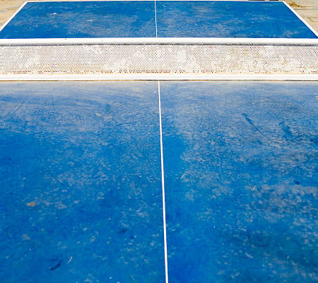 Comment le choix des matériaux affecte-t-il l’entretien futur d’un terrain de tennis à Cannes ?