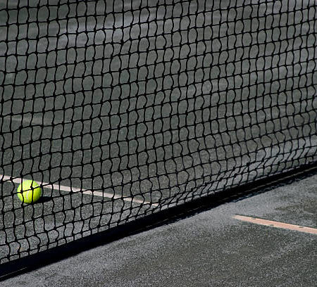 Comment la construction d’un court de tennis à Ajaccio peut-elle favoriser l’inclusion sociale ?