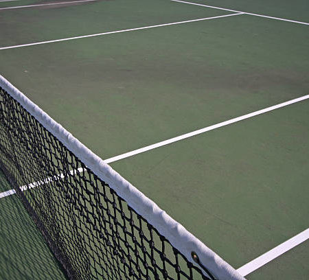 Comment s’assurer que la surface est bien plane lors de la construction d’un court de tennis à Annecy ?