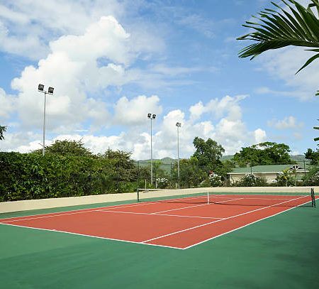 Comment déterminer si un court de tennis en béton poreux à Paris nécessite une rénovation partielle ou complète ?