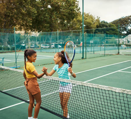 Comment les normes de sécurité influencent-elles la conception d’un terrain de tennis à Cannes ?