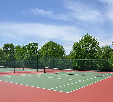 Comment choisir entre une surface en terre battue et en résine pour un court de tennis à Cannes ?