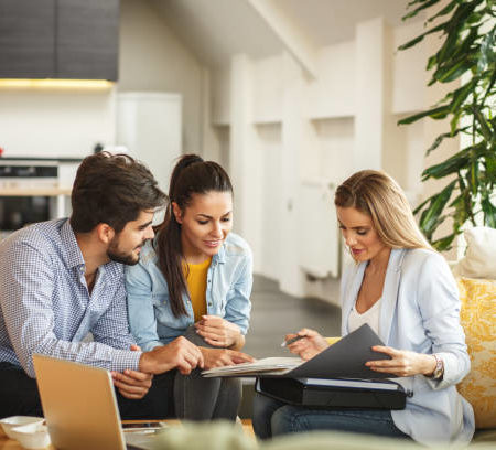 Quels sont les avantages de faire appel à une agence immobilière à Roussillon pour un projet immobilier ?