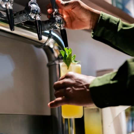 Y a-t-il un bar à cocktails à Lyon qui propose des animations pour les entreprises ?