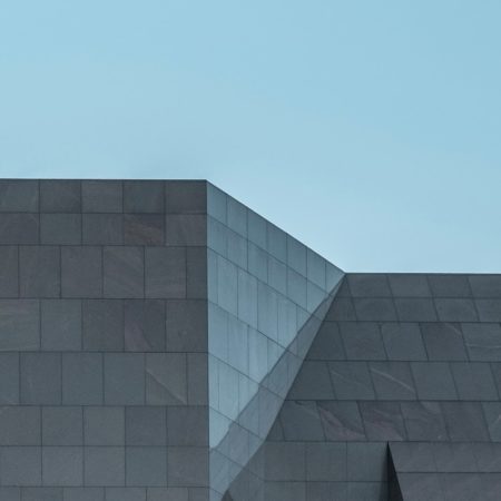 Un couvreur à Paris peut-il poser des panneaux solaires ?