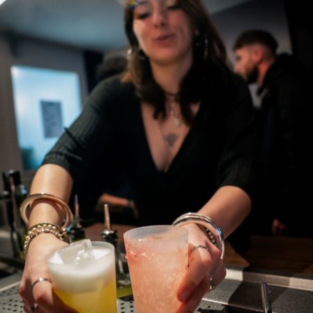 Quel est le rôle des tapas dans l’ambiance d’un bar à Lyon ?