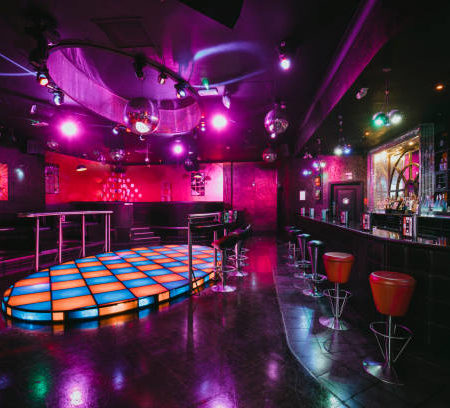 Comment un Bar ambiance à Lyon gère-t-il l’affluence tout en gardant une bonne atmosphère ?