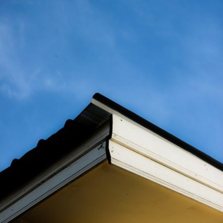 La pose de chéneau à Amiens est-elle adaptée aux toitures plates ?