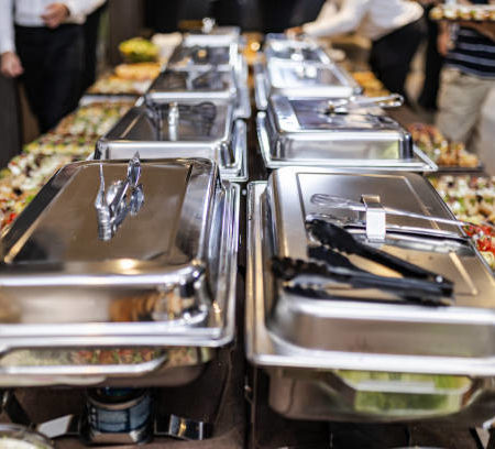 Comment un traiteur mariage Grenoble gère-t-il les contraintes alimentaires des invités lors d’un grand mariage ?
