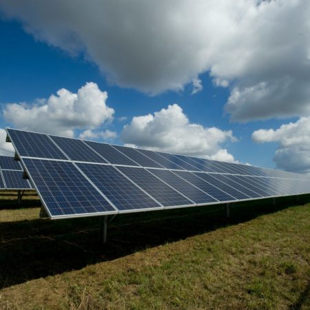 Quels outils sont utilisés pour un Nettoyage de panneaux solaires à Genève ?