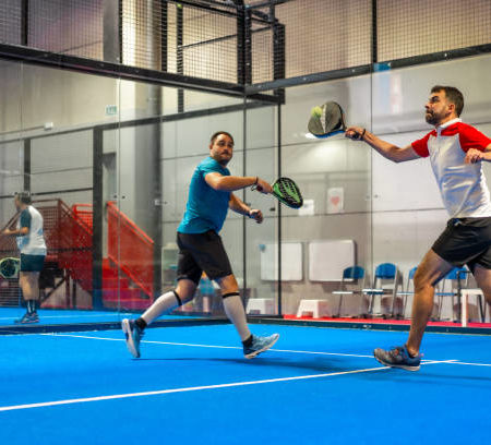 Quelles précautions prendre pour un entretien court de tennis en bord de mer ?