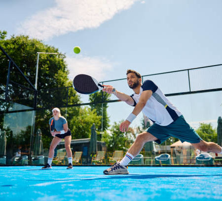 Comment une entreprise construction terrain de padel s&rsquo;assure-t-elle que le projet respecte les normes en vigueur ?